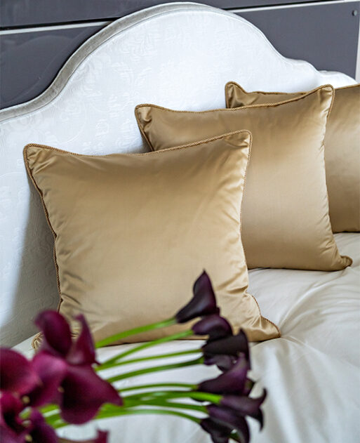 Decorative pillow "Golden Gleam"