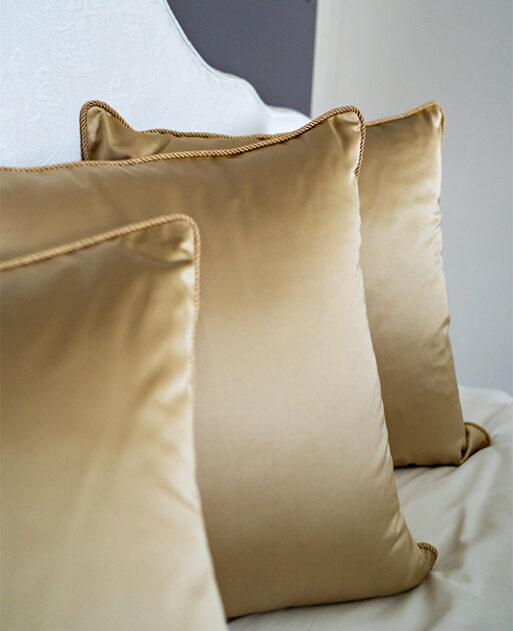Decorative pillow "Golden Gleam" - Image 4