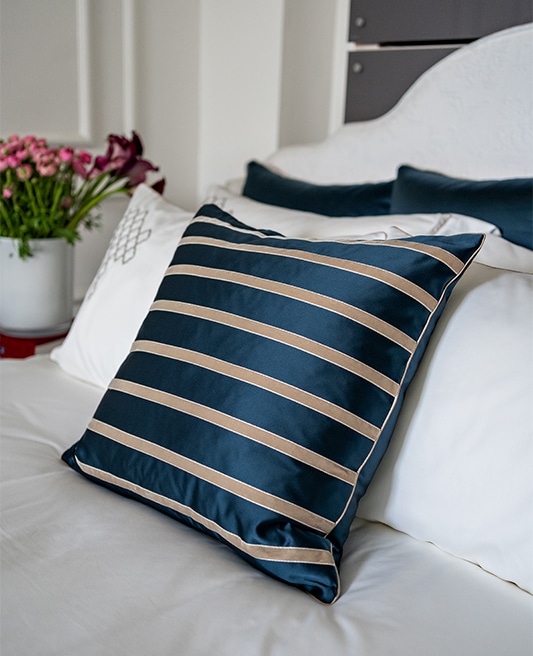 #luxurycushion #luxurypillow #decorativepillow #bluepillow #velvetsrtipes #whitespring #whitespringhome