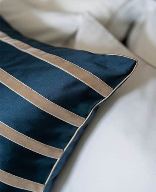 Decorative pillow "Velvet Bronze Streak" - Image 4