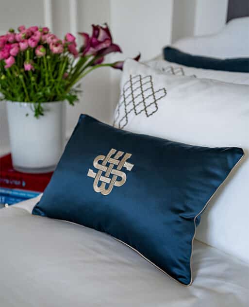 #luxuxrycushion #luxurydecorativepillow #decorativepillow #whitespring #whitespringhome #כריתנוי #כריותדקורטיביות #עיצובחדרשינה #עיצובהבית