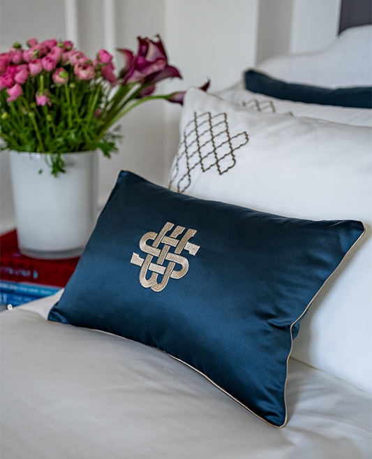 #luxuxrycushion #luxurydecorativepillow #decorativepillow #whitespring #whitespringhome #כריתנוי #כריותדקורטיביות #עיצובחדרשינה #עיצובהבית