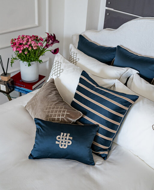 Decorative pillow "Velvet Bronze Streak" - Image 3